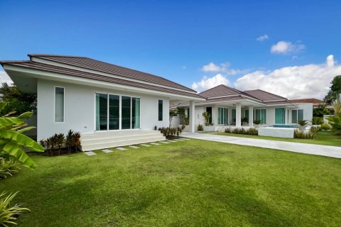 Villa in Hua Hin, Thailand 4 bedrooms № 104221 - photo 1