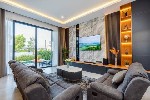 Villa in Pran Buri, Thailand 3 bedrooms № 104223 - photo 4
