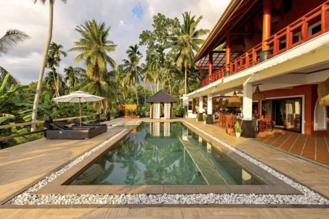 House in Surat Thani, Thailand 4 bedrooms № 132632 - photo 1