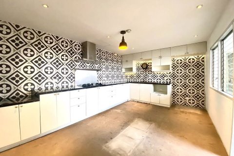 Condo in Watthana, Bangkok, Thailand, 6 bedrooms  № 123986 - photo 3