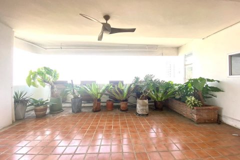 Condo in Watthana, Bangkok, Thailand, 6 bedrooms  № 123986 - photo 2