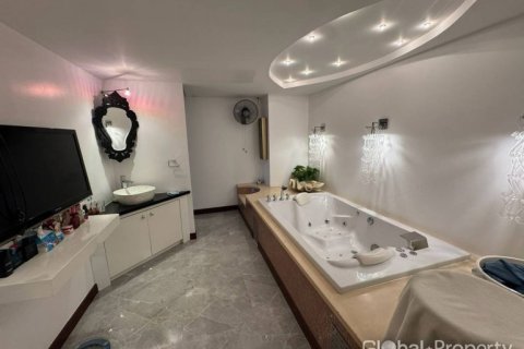 Condo in Pattaya, Thailand, 3 bedrooms  № 132318 - photo 12