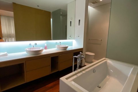 Condo in Khlong Toei, Bangkok, Thailand, 2 bedrooms  № 123729 - photo 28