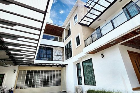 Дом в Бангкоке, Таиланд с 9 спальнями  № 105211 - фото 3