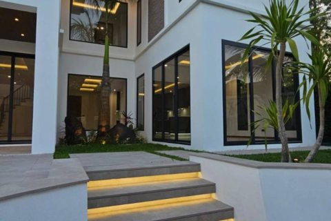 Вилла в Чалонге, Таиланд с 4 спальнями  № 124537 - фото 8