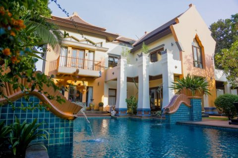 Villa in Pattaya, Thailand 3 bedrooms № 116006 - photo 1