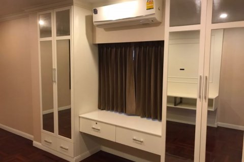 House in Phra Khanong, Bangkok, Thailand 4 bedrooms № 143535 - photo 3