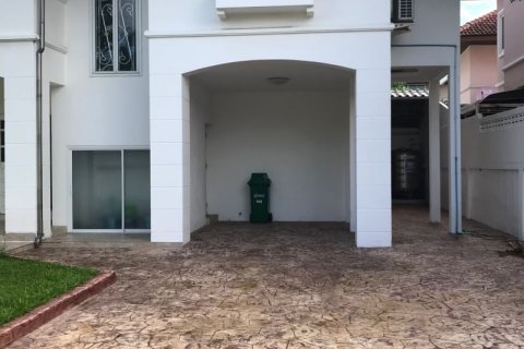 House in Phra Khanong, Bangkok, Thailand 4 bedrooms № 143535 - photo 2