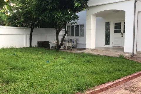 House in Phra Khanong, Bangkok, Thailand 4 bedrooms № 143535 - photo 1