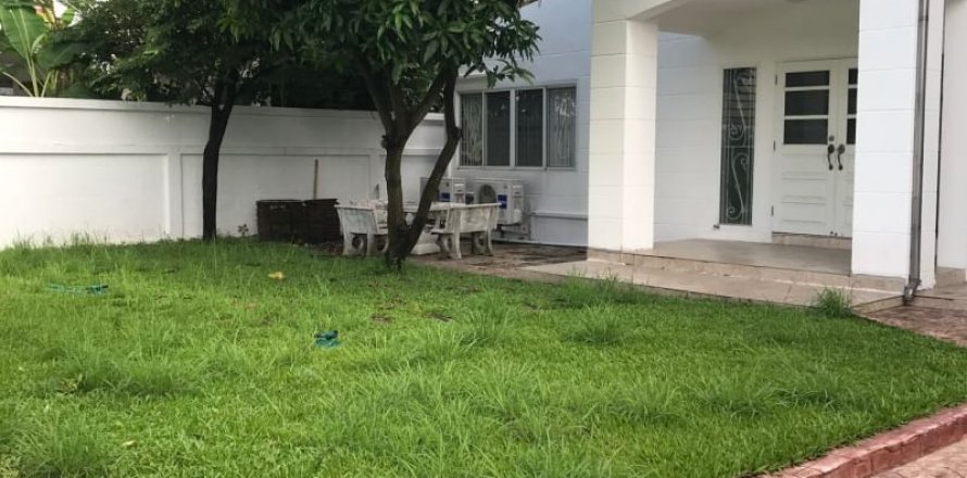 House in Phra Khanong, Bangkok, Thailand 4 bedrooms № 143535