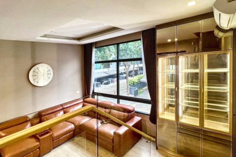 Таунхаус в Бангкоке, Таиланд с 3 спальнями  № 124403 - фото 3