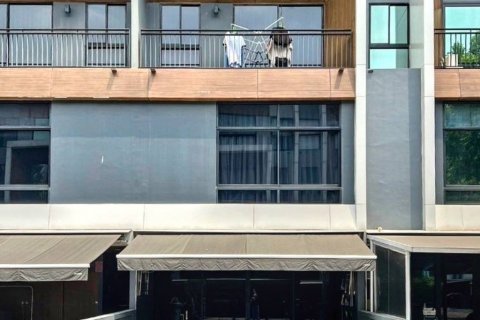 Таунхаус в Бангкоке, Таиланд с 3 спальнями  № 124403 - фото 1