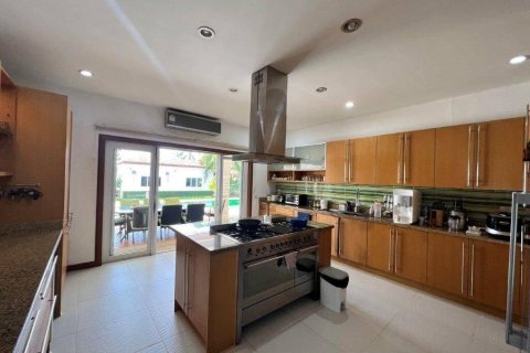 Вилла в Хуа Хине, Таиланд с 7 спальнями  № 101909 - фото 10