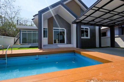 Дом в Паттайе, Таиланд с 3 спальнями  № 124196 - фото 1