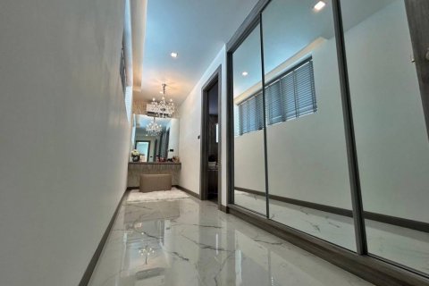 Villa in Bang Lamung, Thailand 3 bedrooms № 124652 - photo 9