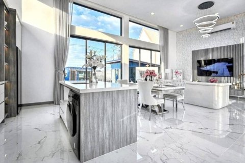 Villa in Bang Lamung, Thailand 3 bedrooms № 124652 - photo 6