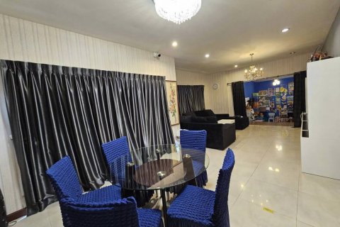House in Bangkok, Thailand 8 bedrooms № 100988 - photo 2
