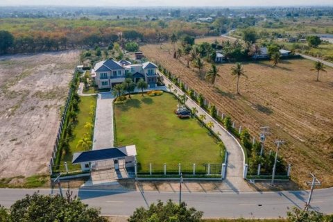 Вилла в Хуа Хине, Таиланд с 5 спальнями  № 100991 - фото 1