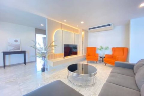 Condo in Watthana, Bangkok, Thailand, 3 bedrooms  № 123751 - photo 19