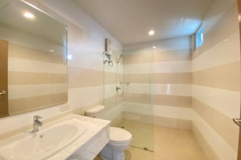 Condo in Watthana, Bangkok, Thailand, 3 bedrooms  № 123751 - photo 13