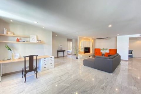 Condo in Watthana, Bangkok, Thailand, 3 bedrooms  № 123751 - photo 2