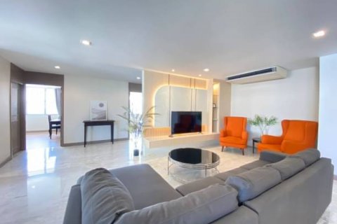 Condo in Watthana, Bangkok, Thailand, 3 bedrooms  № 123751 - photo 1