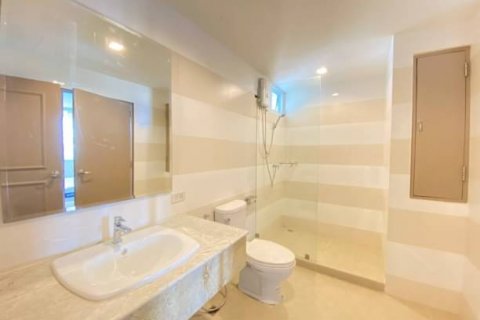 Condo in Watthana, Bangkok, Thailand, 3 bedrooms  № 123751 - photo 7