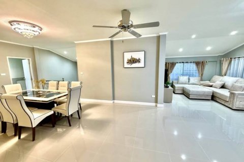 House in Pattaya, Thailand 4 bedrooms № 125783 - photo 2