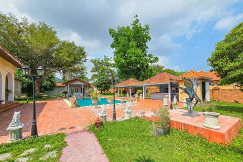 Коммерческая недвижимость в Саттахипе, Таиланд 1600м2  № 132972 - фото 3