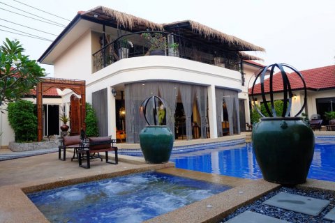 Villa in Hua Hin, Thailand 6 bedrooms № 86241 - photo 1