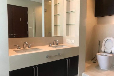 Condo in Pathum Wan, Bangkok, Thailand, 3 bedrooms № 123723 - photo 2