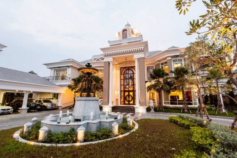 Дом в Хуай Кванге, Бангкок, Таиланд с 5 спальнями  № 124755 - фото 1