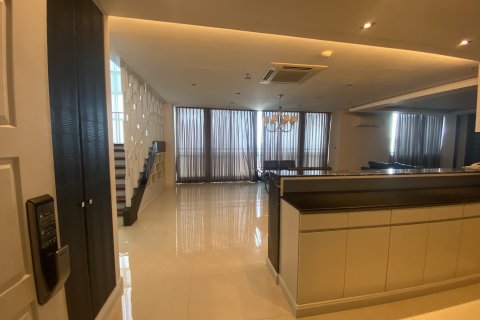 Кондоминиум с 3 спальнями в Бангкапи, Бангкок, Таиланд № 123869 - фото 2