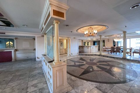 Condo in Bangkok, Thailand, 4 bedrooms  № 132532 - photo 2