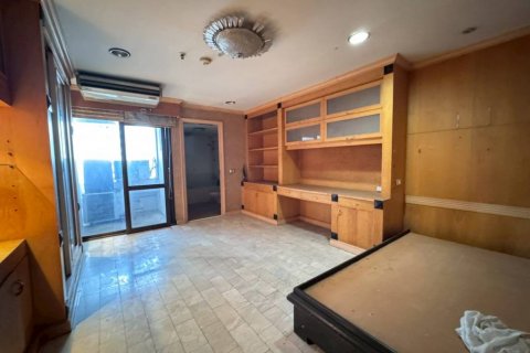 Condo in Bangkok, Thailand, 4 bedrooms  № 132532 - photo 9
