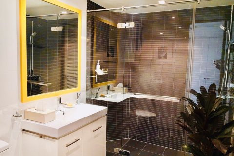 Condo in Bangkok, Thailand, 3 bedrooms № 143510 - photo 9