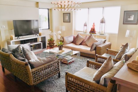 Condo in Bangkok, Thailand, 3 bedrooms № 143510 - photo 1