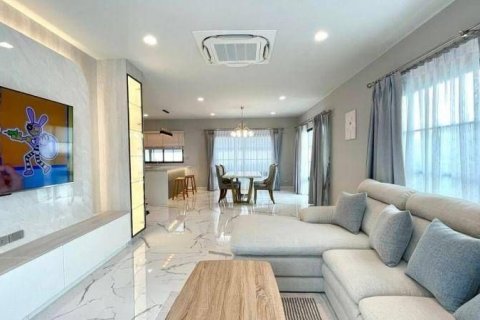 House in Samut Prakan, Thailand 4 bedrooms № 123883 - photo 1