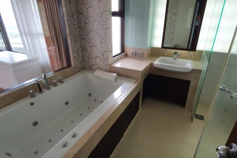 Condo in Khlong Toei, Bangkok, Thailand, 3 bedrooms  № 123711 - photo 13