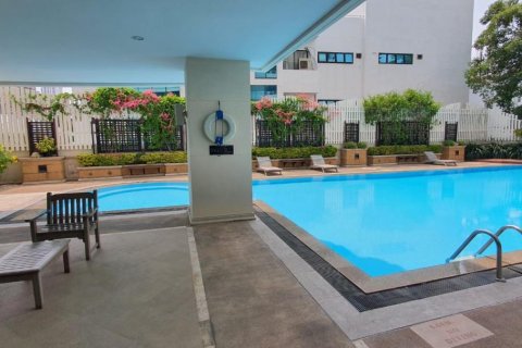 Condo in Khlong Toei, Bangkok, Thailand, 3 bedrooms  № 123711 - photo 2
