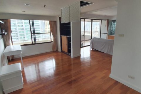 Condo in Khlong Toei, Bangkok, Thailand, 3 bedrooms  № 123711 - photo 21