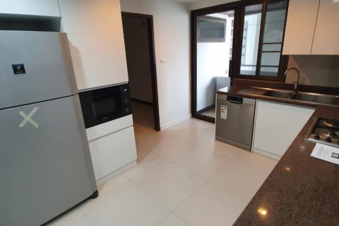 Condo in Khlong Toei, Bangkok, Thailand, 3 bedrooms  № 123711 - photo 15