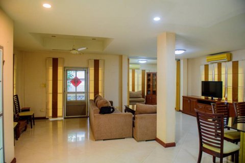 Дом в Бангкоке, Таиланд с 3 спальнями  № 132403 - фото 3