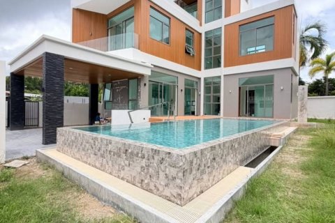 Villa in Chalong, Thailand 4 bedrooms № 144583 - photo 1