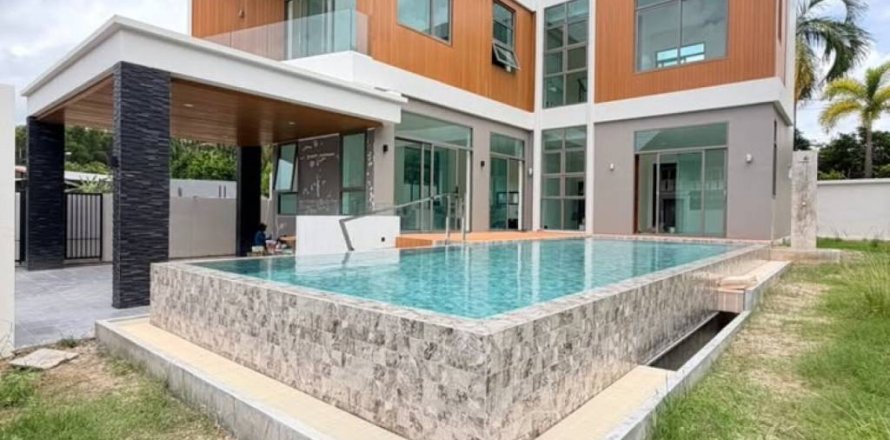 Villa in Chalong, Thailand 4 bedrooms № 144583