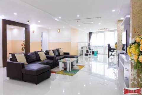Apartment in Bangkok, Thailand 3 bedrooms № 125648 - photo 5