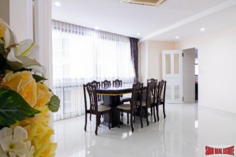 Apartment in Bangkok, Thailand 3 bedrooms № 125648 - photo 14