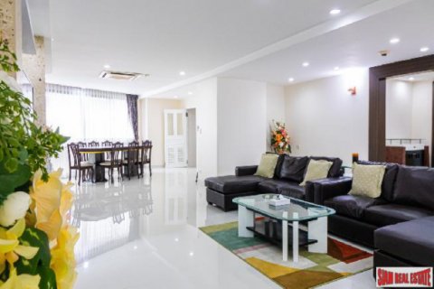 Apartment in Bangkok, Thailand 3 bedrooms № 125648 - photo 1