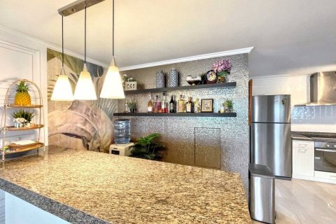 Condo in Bangkok, Thailand, 3 bedrooms  № 120476 - photo 10