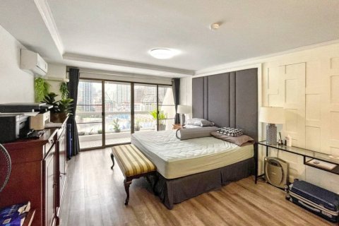 Condo in Bangkok, Thailand, 3 bedrooms  № 120476 - photo 4